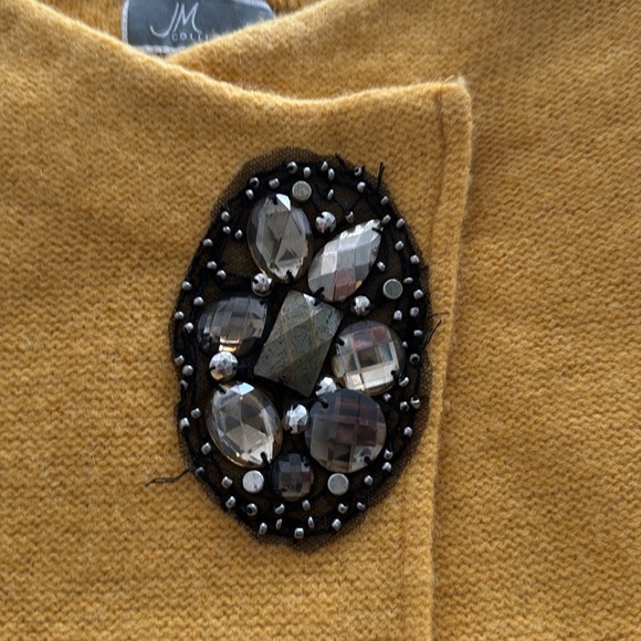 Beautiful snap shawl like sweater with snap closure. - Picture 3 of 8